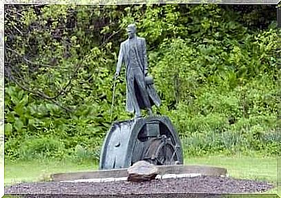 A statue of Nikola Tesla.